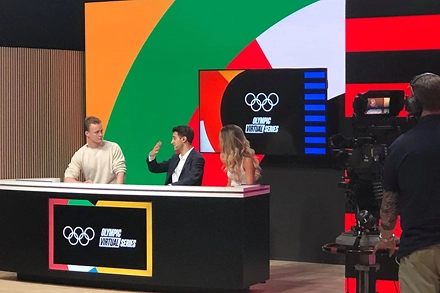 esports studio met presentatoren achter desk tijdens uitzending