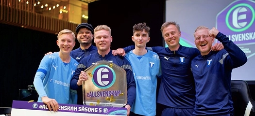 esports team viert overwinning met prijs en trofee op podium