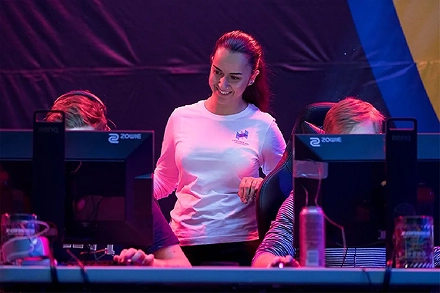 esports team met coach tijdens training achter computers